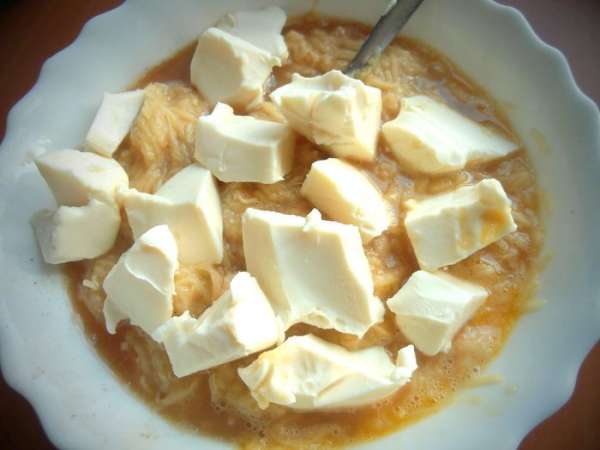 У меня на этот раз мягкий и я отделяла его кусочками в картофельную массу. Перемешиваем. У меня на этот раз мягкий и я отделяла его кусочками в картофельную массу. Перемешиваем.