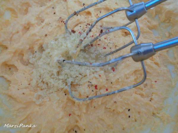 Добавить соль, перец по вкусу, тертый пармезан и сок половины лимона, все размешать миксером. Добавить соль, перец по вкусу, тертый пармезан и сок половины лимона, все размешать миксером.
