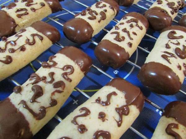 Когда шоколад схватится, нанести рисунок шоколадом.