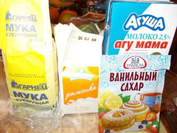В тесто добавить соду. Затем влить яично-молочную смесь и перемешать. 