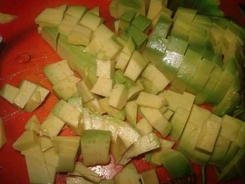 Лук нарезать полукольцами.