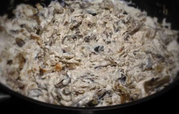 К луку и шампиньону добавляем мелко порезанную курицу, солим, перчим по вкусу, заливаем соусом и перемешиваем. К луку и шампиньону добавляем мелко порезанную курицу, солим, перчим по вкусу, заливаем соусом и перемешиваем.