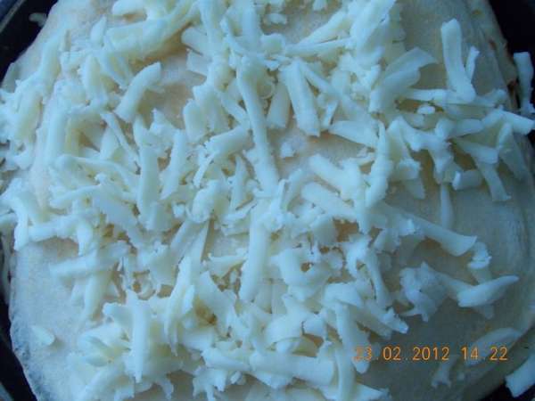 вынимаем курник из формы ( мы с мужем вытаскивали вдвоём, чтобы не рассыпался, я накрыла тарелкой и перевернула, муж снимал форму, потом перевернули на поднос, операция прошла успешно, всё осталось на месте) вынимаем курник из формы ( мы с мужем вытаскивали вдвоём, чтобы не рассыпался, я накрыла тарелкой и перевернула, муж снимал форму, потом перевернули на поднос, операция прошла успешно, всё осталось на месте)