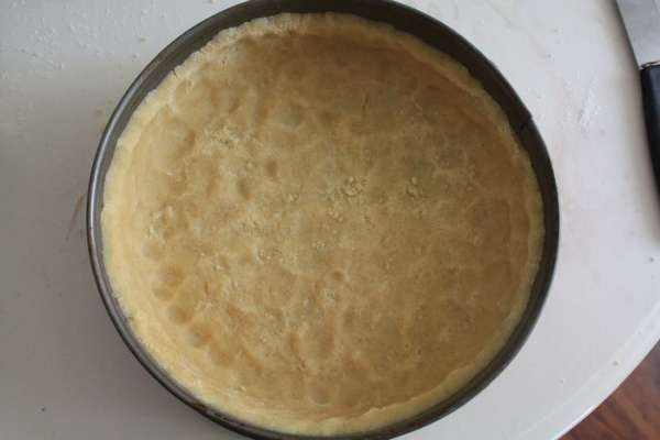 Чтобы сделать тесто взбейте масло с сахаром пока масса не станет воздушной и белой, аккуратно добавьте яйцо, затем муку с солью. Когда Вы получите тесто из крошки слегка посыпьте разделочную поверхность мукой и сформируйте гладкий, плоский диск, заверните в пищевую пленку  и отправьте в холодильник на пару часов. В идеале нужно раскатать его для формы (съемная 22 см), проколоть вилкой, положить, сверху пергамент, а на него бобовые или рис, подержать на холоде около двадцати минут, потом отправить в разогретую до 180 градусов духовку на 10 минут и после этого снять пергамент с утяжелителем и аккуратно острым ножом обрезать края.  Я этот этап сократила, выложив тесто сразу в форму, охладив, проколов  и отправив в духовку)) дополнительно к десяти минутам тесто должно побыть там еще пять-восемь минут или пока не начнет подрумяниваться. Достать из духовки смазать желтком и вернуть в духовку еще на пять минут. После чего достать и отправить охлаждаться. Температуру духовки тем времен снизить до 150 градусов.