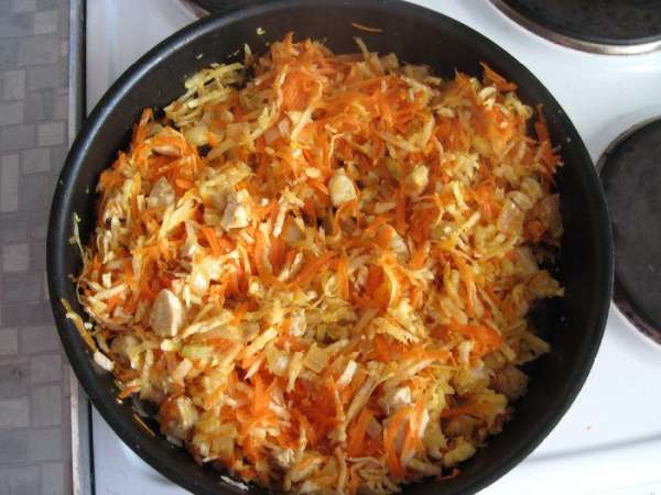 Мясо мелко нарезать. Лук нашинковать тонкими колечками. Редьку и морковь очистить и нашинковать соломкой средней толщины. Можно натереть на крупной терке, а лук порезать кубиками.
Мясо хорошо прожарить на открытом огне в сковороде с раскаленным маслом, затем добавить на сковороду лук, морковь и редьку.В конце жарки добавить чеснок пропущенный через пресс. Мясо мелко нарезать. Лук нашинковать тонкими колечками. Редьку и морковь очистить и нашинковать соломкой средней толщины. Можно натереть на крупной терке, а лук порезать кубиками.
Мясо хорошо прожарить на открытом огне в сковороде с раскаленным маслом, затем добавить на сковороду лук, морковь и редьку.В конце жарки добавить чеснок пропущенный через пресс.