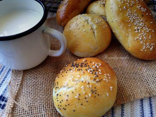 Пирожки подавать с чаем или молоком!Они вкусные как теплые,так и холодные.