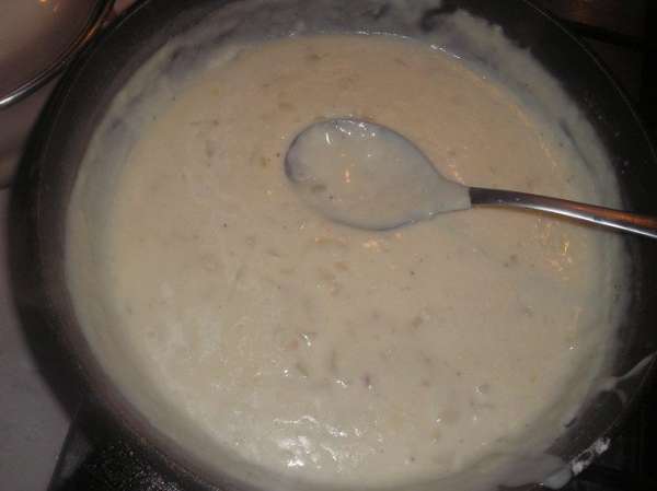 Заливаем рыбу соусом. Заливаем рыбу соусом.