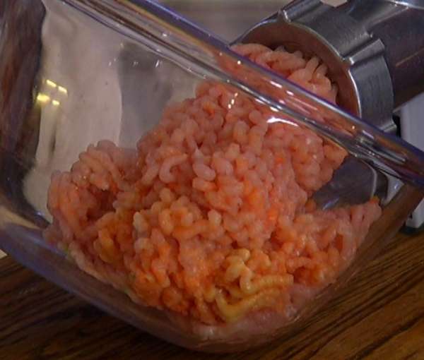 Морковь и лук почистить и вместе с индейкой пропустить через мясорубку.