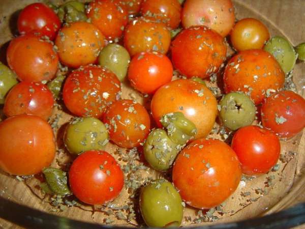 поливаем оливковым маслом, солим и перчим по вкусу,