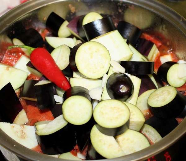Баклажаны нарезать толстыми кружочками или полукольцами и поместить в кипящий маринад. Положить острый перчик целиком Баклажаны нарезать толстыми кружочками или полукольцами и поместить в кипящий маринад. Положить острый перчик целиком