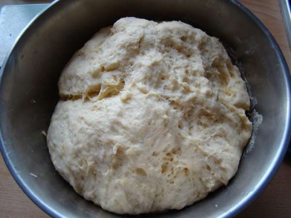 Мука постепенно набухает, тесто уже не кажется липким. Обминаем, оставляем подходить Мука постепенно набухает, тесто уже не кажется липким. Обминаем, оставляем подходить