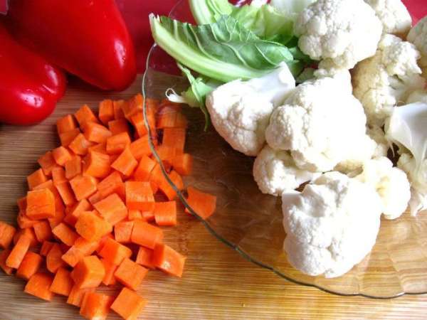 Овощи помыть. Морковь , лук порезать крупным кубиком, каждый овощ положить в отдельную посуду. Капусту разобрать на соцветия.
Овощи помыть. Морковь , лук порезать крупным кубиком, каждый овощ положить в отдельную посуду. Капусту разобрать на соцветия.