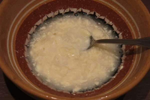 Пока варятся морепродукты, растворяем 1 ст. л. с горкой майонеза в желатине, перемешиваем. Майонез придаст пикантность соусу, дополнительно не солим. Пока варятся морепродукты, растворяем 1 ст. л. с горкой майонеза в желатине, перемешиваем. Майонез придаст пикантность соусу, дополнительно не солим.