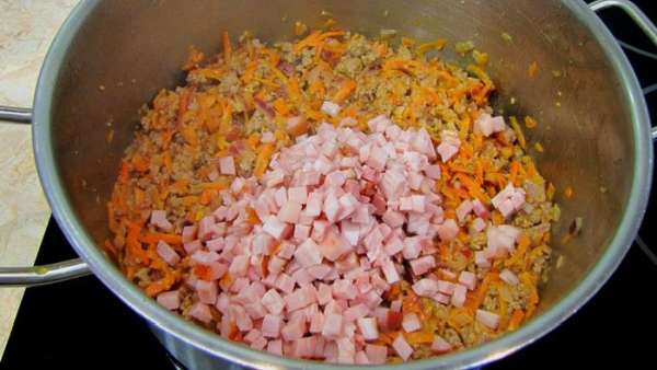 Налейте в сковороду вино и деглассируйте мясные остатки (потрите дно сковороды лопаткой, чтобы мясные остатки отошли от нее и растворились в вине.
Налейте туда же бульон.
Мелко порубите чеснок и петрушку. Я добавил еще кинзу, но это по вкусу. Отрежьте от лимона дольку с кожурой (лучше поперек лимона) Налейте в сковороду вино и деглассируйте мясные остатки (потрите дно сковороды лопаткой, чтобы мясные остатки отошли от нее и растворились в вине.
Налейте туда же бульон.
Мелко порубите чеснок и петрушку. Я добавил еще кинзу, но это по вкусу. Отрежьте от лимона дольку с кожурой (лучше поперек лимона)