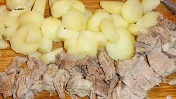 Картофель очистите от кожуры и нарежьте кусочками (если у вас молодой картофель, то его можно и не чистить). Мясо разберите на волокна или нарежьте.