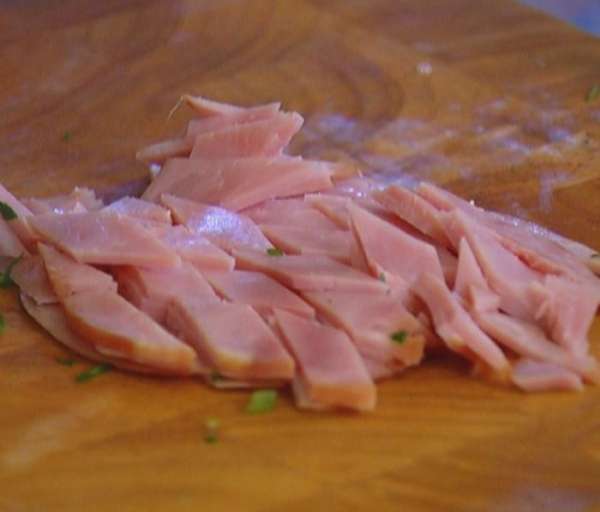 Ветчину нарезать небольшими кусочками.
