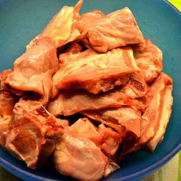 Козлика нарезать порционными кусками. Вымыть и обсушить. 