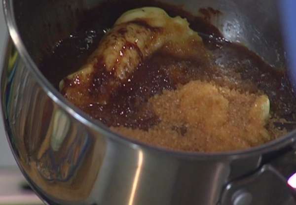 Горький шоколад поломать небольшими кусочками, выложить в кастрюлю, добавить 200 г сливочного масла, сахар и все растопить на медленном огне. Горький шоколад поломать небольшими кусочками, выложить в кастрюлю, добавить 200 г сливочного масла, сахар и все растопить на медленном огне.