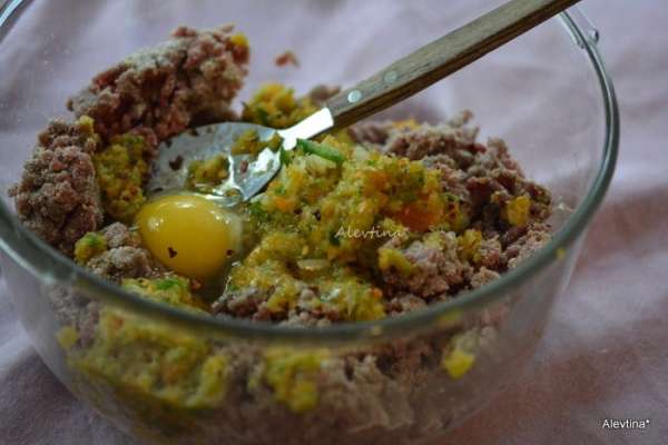В большом блюде смешать мясной фарш не жирный. Добавить примерно половину томатного соуса с горчицей, яйцо, хлебную крошку, соль, черный перец и нарезанные перцы с луком, перемешать.