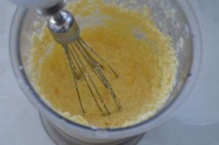 Мягкое масло взбить с сахаром добела, добавить молоко, яйцо и еще раз взбить. Мягкое масло взбить с сахаром добела, добавить молоко, яйцо и еще раз взбить.