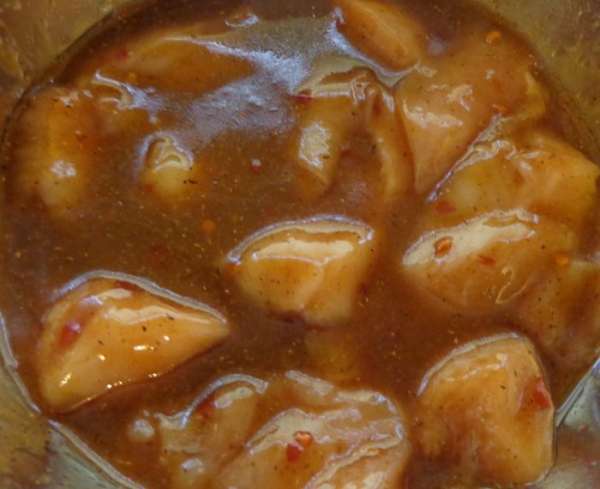 Пока все это делается, куриное филе нарезать на кусочки и замариновать. Для маринада смешать соевый соус, растительное масло, приправы и мелко нарезанный чеснок. Дать постоять 1 час. Пока все это делается, куриное филе нарезать на кусочки и замариновать. Для маринада смешать соевый соус, растительное масло, приправы и мелко нарезанный чеснок. Дать постоять 1 час.