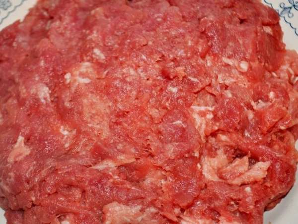 Свинину нарезать на куски (мясо нужно брать пожирнее) и пропустить через мясорубку.