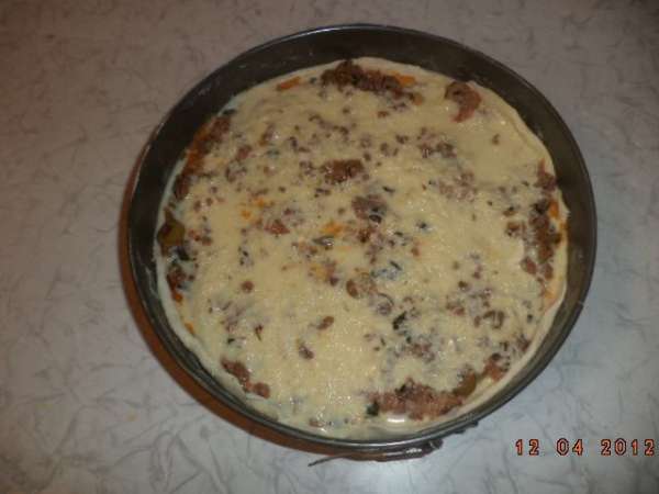 Выложить на тесто мясную начинку. На начинку вылить молочно-яичную смесь. Выпекать при температуре 200 градусов 40-50 минут.