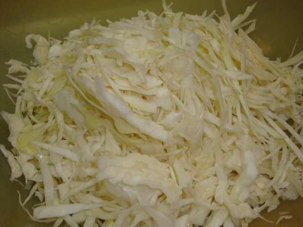 Капусту нашинковать, чеснок пропустить через пресс, либо мясорубку. Всё смешать, овощи и спецции, хорошо вымешать и пусть стоит 12 часов в комнате. После перекладываем в банки и убираем в холодильник.