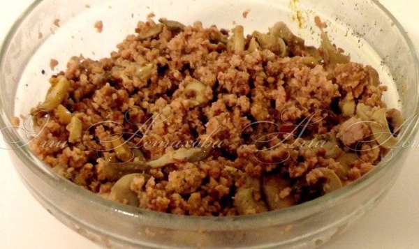Теперь, начинка:
Она состоит из:
1. Мяса с грибами

Ну тут по вашему вкусу, если не хотите мясную начинку, замените на любую по вашему вкусу.

Я же пропустила через мясорубку мясо, измельчила лук, нарезала грибы. Грибы поставила вариться в подсоленной воде. Лук обжарила на растительном масле до прозрачности, добавила к нему мясо и на среднем огне оставила жариться – тушиться. А как отварились грибы, добавила к мясу, перемешала и оставила еще доходить 15 минут. В конце посолила, поперчила, добавила все специи и измельченный чеснок.

2. Сосисок отварных

Все, начинка готова!