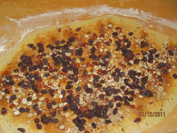 Посыпать орехами и изюмом.