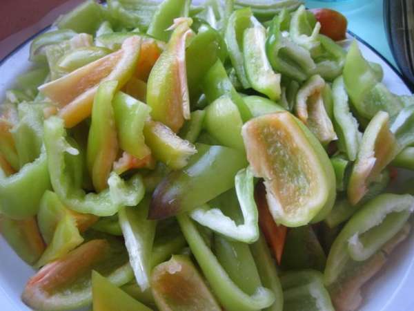Болгарский перец нарезать кусочками. Болгарский перец нарезать кусочками.