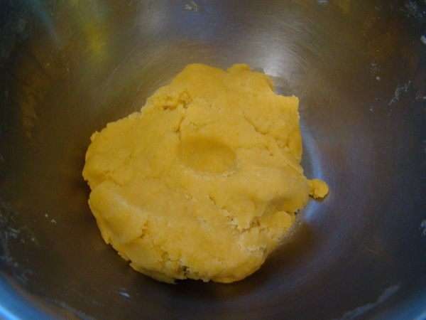 Замесить мягкое тесто.