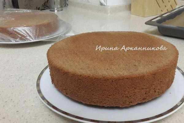 Сварить белый крем. В кастрюльке смешать сметану, сахар и лимонный сок. Поставить на медленный огонь. Когда нагреется, бросить белый шоколад до полного растворения.