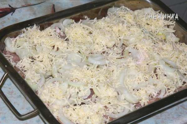 Посыпаем всё сыром.