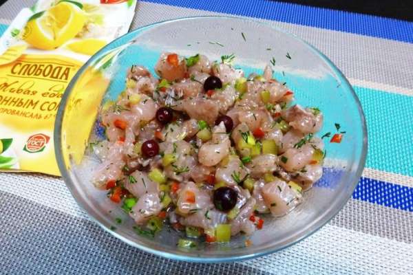 Смешаем кусочки муксуна, нарубленные овощи и зелень. Смешаем кусочки муксуна, нарубленные овощи и зелень.