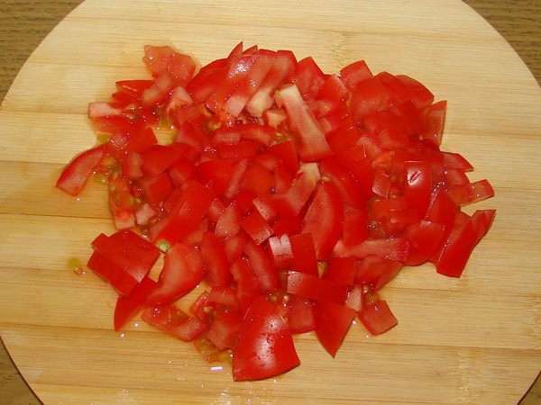 Помидоры порезать кубиками