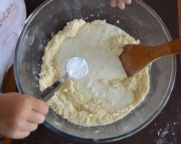 А в миску с оставшейся сухой смесью добавить кефир, соду. Перемешать. А в миску с оставшейся сухой смесью добавить кефир, соду. Перемешать.