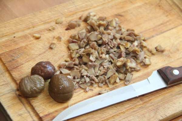 Консервированные каштаны порубить средним кубиком. Консервированные каштаны порубить средним кубиком.