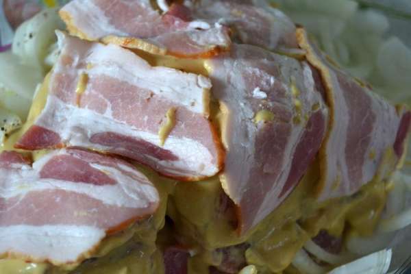 В этот раз у меня мясо было не жирное и я верх прикрыла ломтиками бекона.Но это можно не делать при достаточной жирности мяса.Уложить мясо в жаропрочную форму,вокруг разложить нарезанный лук,посолить,поперчить.Влить вино и поставить в духовку на 50 мин.В середине жарки полейте мясо выделившимся соком. В этот раз у меня мясо было не жирное и я верх прикрыла ломтиками бекона.Но это можно не делать при достаточной жирности мяса.Уложить мясо в жаропрочную форму,вокруг разложить нарезанный лук,посолить,поперчить.Влить вино и поставить в духовку на 50 мин.В середине жарки полейте мясо выделившимся соком.