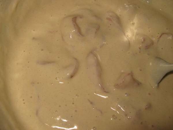 выложить кусочки мяса в кляр, хорошенько перемешать выложить кусочки мяса в кляр, хорошенько перемешать