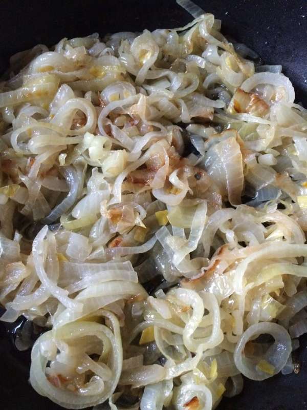 Лук порезать, можно крупными кольцами, и обжарить на растительном масле до прозрачности, избегаем высокой температуры нагрева, нам нужен лук ближе к тушёному. Остудить мин.15 Лук порезать, можно крупными кольцами, и обжарить на растительном масле до прозрачности, избегаем высокой температуры нагрева, нам нужен лук ближе к тушёному. Остудить мин.15