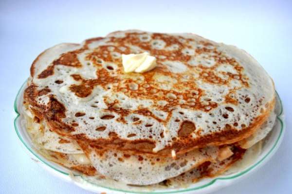 Сковороду разогреть, смазать маслом(cковороду с антипригарным покрытием можно не смазывать) выперкать блины с двух сторон,каждый блин смазывать сливочным маслом. Сковороду разогреть, смазать маслом(cковороду с антипригарным покрытием можно не смазывать) выперкать блины с двух сторон,каждый блин смазывать сливочным маслом.