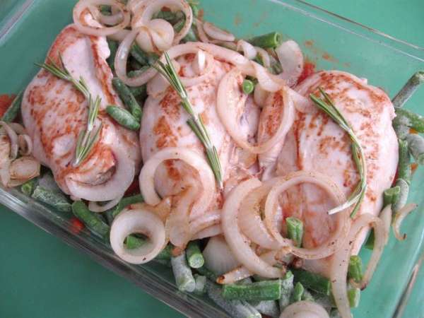 Дополнить пассированными помидорами, зеленой стручковой фасолью, луком. На каждый кусочек положить по небольшой веточке розмарина. Дополнить пассированными помидорами, зеленой стручковой фасолью, луком. На каждый кусочек положить по небольшой веточке розмарина.