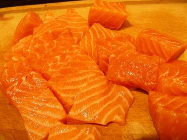 Рыбу режем крупными кусками.
Рыбу режем крупными кусками.