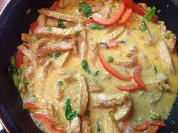 К мясу и овощам вылить кокосовое молоко, добавить карри и дать закипеть. К мясу и овощам вылить кокосовое молоко, добавить карри и дать закипеть.