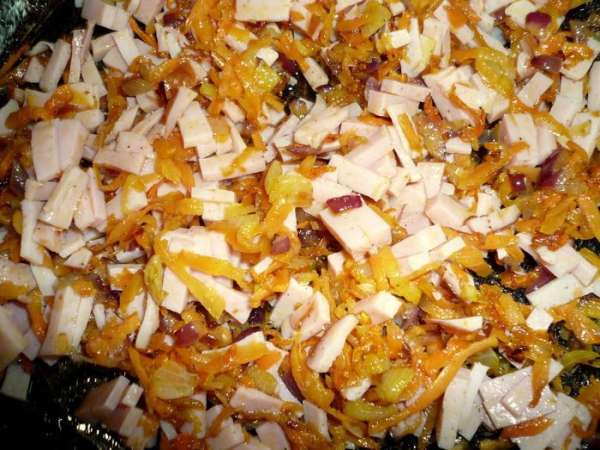 Копченое мясо мелко порезать, морковь натереть на крупной терке,лук мелко порезать,обжарить овощи на раст.масле, затем соединить с копченым мясом,посолить,поперчить,начинка готова