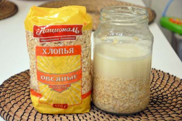 Замочить овсяные хлопья ТМ «Националь» в прохладной кипяченой воде на ночь.