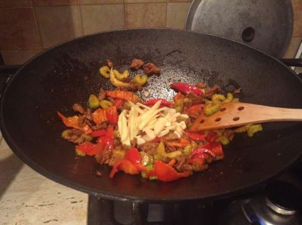 Затем приступаем к мясу. Мясо должно быть подмороженным, чтобы легче было его резать очень тонкими ломтями.(прошу прощения за то что нет фото поздно вспомнила про это) Мясо порезали переложили в тарелку. Дальше режем сельдерей как обычно, китайскую капусту крупными кубиками примерно 3 см.на 2 см., перцы так же, корень имбиря соломкой, чеснок тонкими дольками.Все порезали, подготовили к жарке. Затем приступаем к мясу. Мясо должно быть подмороженным, чтобы легче было его резать очень тонкими ломтями.(прошу прощения за то что нет фото поздно вспомнила про это) Мясо порезали переложили в тарелку. Дальше режем сельдерей как обычно, китайскую капусту крупными кубиками примерно 3 см.на 2 см., перцы так же, корень имбиря соломкой, чеснок тонкими дольками.Все порезали, подготовили к жарке.