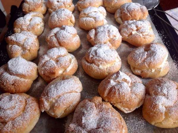 Присыпаем сахарной пудрой....и можно сразу вкушать эту прелесть!!!
Муж съел сразу пять)))...сказал ,что это лучшие 'Вецриги' в его жизни)))