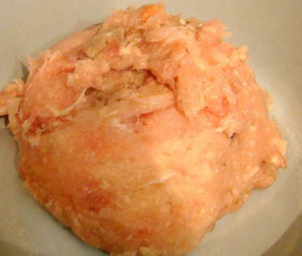 Филе рыбы вместе с луком пропустить через мясорубку. 